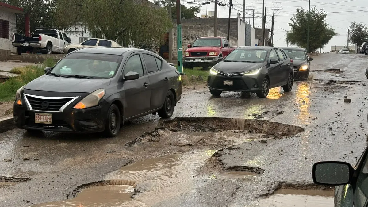 Lluvias provocan socavones en vialidad de Águilas de Zaragoza