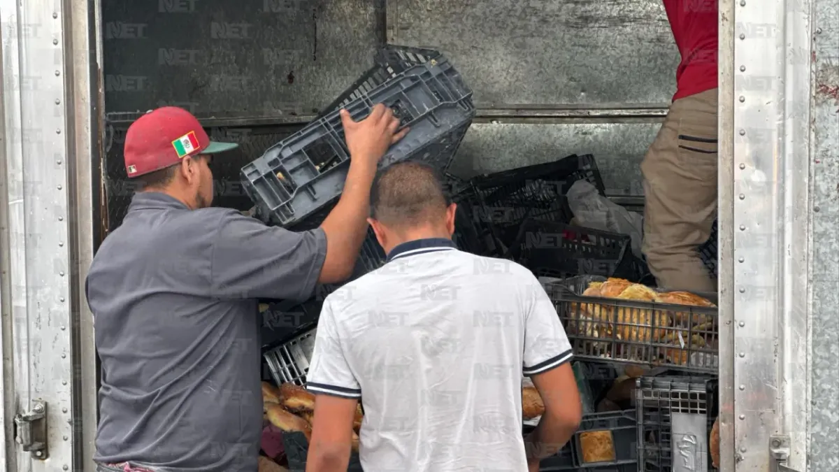 Camioneta repartidora de pan dulce vuelca en bulevar Talamás Camandari