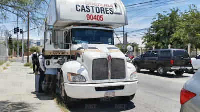 Provoca camión de carga choque al dar vuelta imprudente en Hermanos Escobar