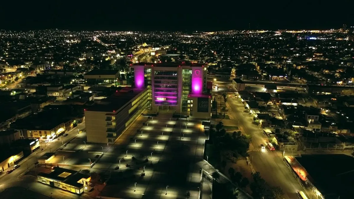 En Chihuahua, iluminan de rosa la Ciudad Judicial por el mes del cáncer de mama