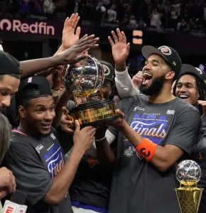 Aplastan Knicks a Cavaliers y regresan a las Finales de la NBA tras 27 años