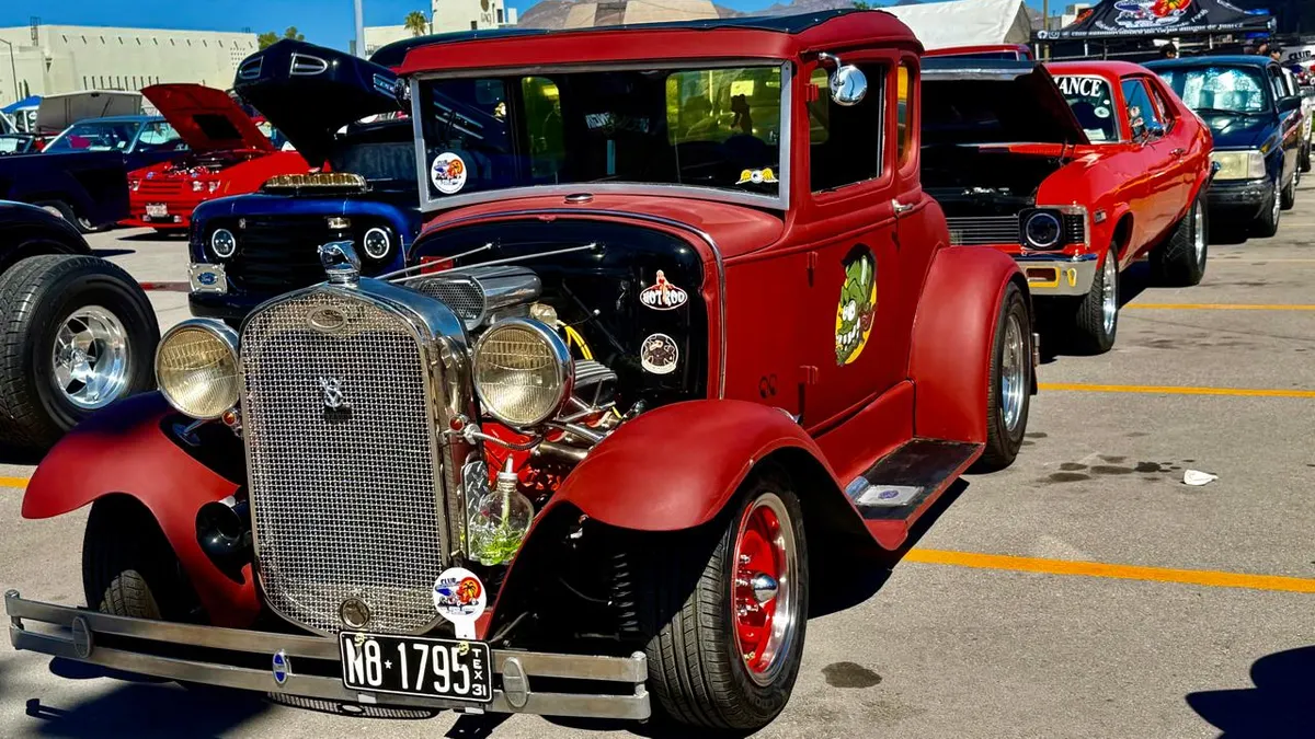 Exhiben autos clásicos en Plaza de las Américas este domingo