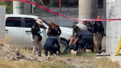 Localizan cadáver con huellas de violencia bajo puente del eje vial