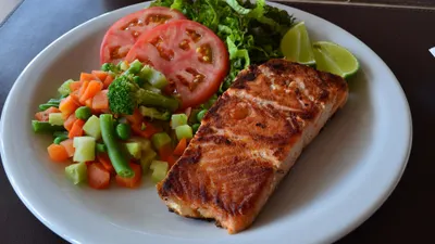 La alimentación ideal cambia según la edad; conoce qué necesita tu cuerpo