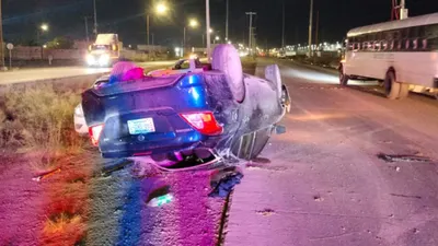 Muere mujer al volcar su auto en bulevar Miguel de la Madrid