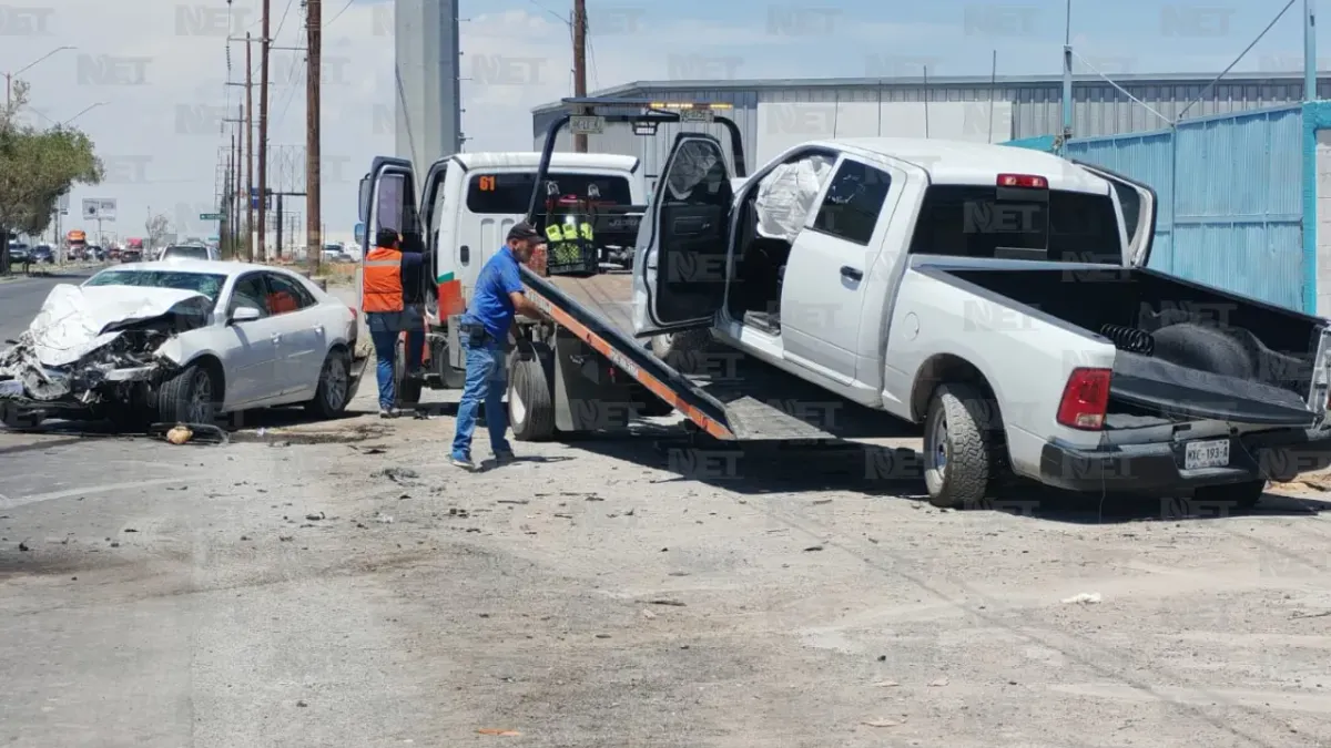 Choque entre unidad de CFE y auto deja dos lesionados en la Panamericana