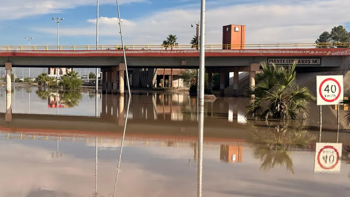 Despliegan operativo para drenar paso a desnivel inundado en Las Torres