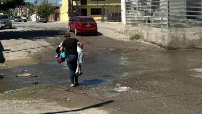 Vecinos de Barrio Alto enfrentan arroyo de aguas negras desde hace semanas