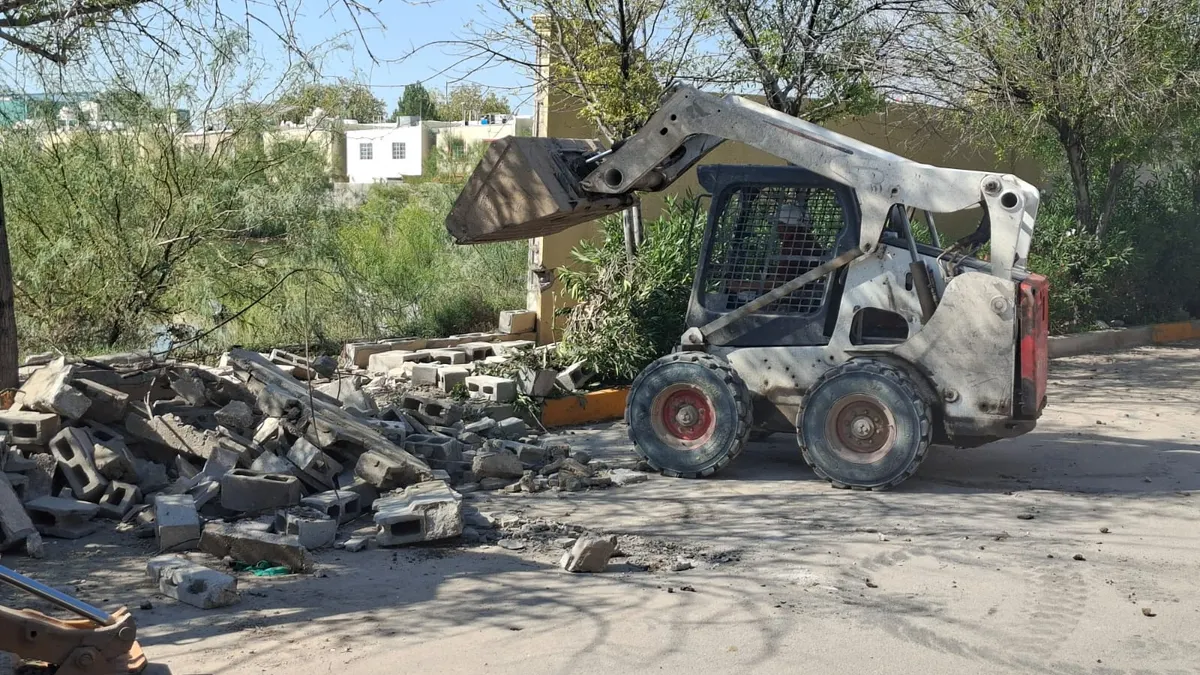 Retiran escombros y basura del dique en Gardeno para evitar desbordes