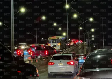 Provoca choque frontal incendio de pickup y caos vial en Juan Pablo II