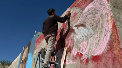 Familia juarense honra a sus difuntos con mural en barda de Camino Real
