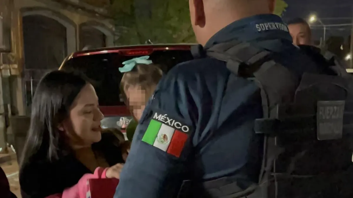 Policías sorprenden con regalo a niña de 2 años tras quedarse sin invitados en su fiesta
