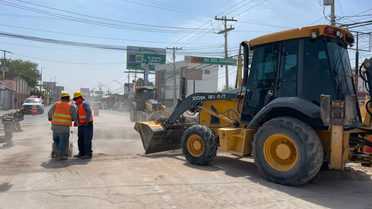 Reparan socavón en avenida De la Raza; prevén reabrir hoy la circulación