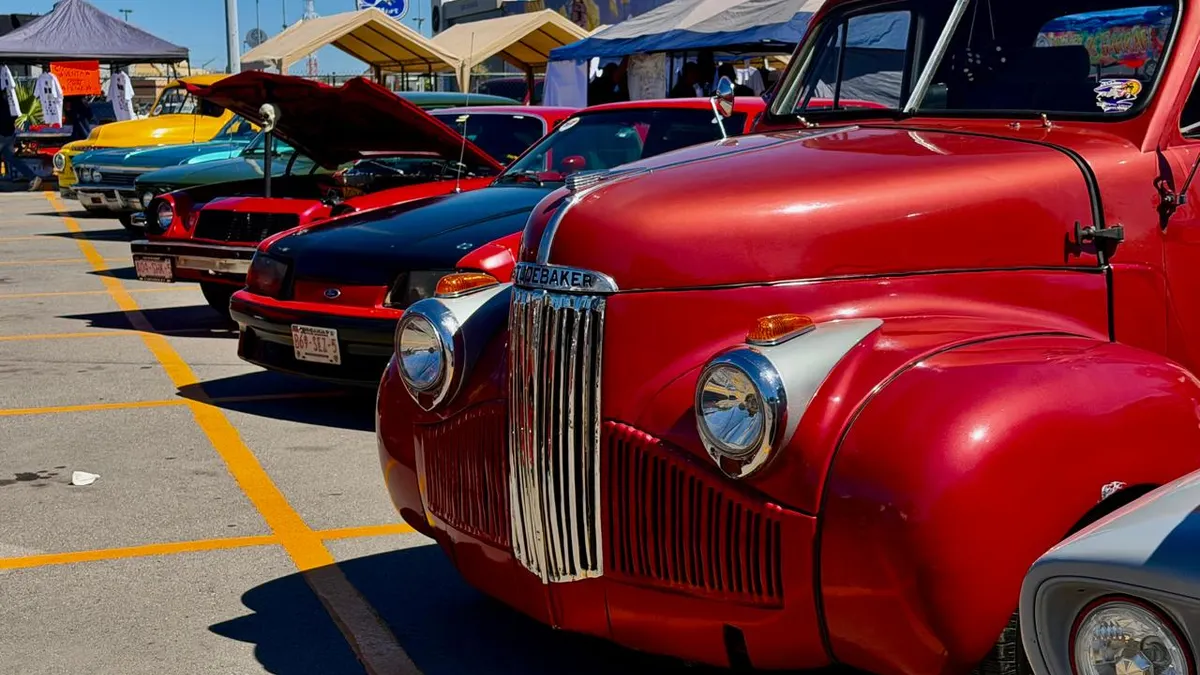 Exhiben autos clásicos en Plaza de las Américas este domingo