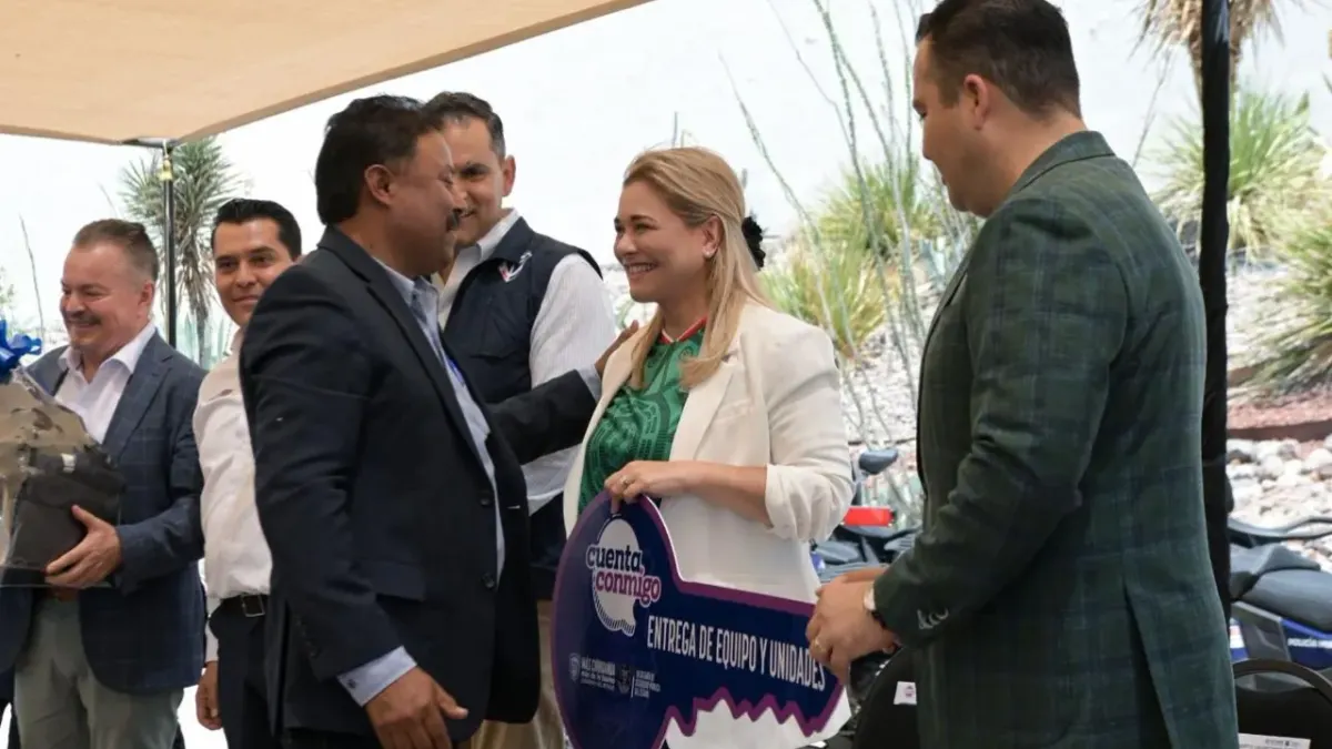 Entrega Maru Campos patrullas y equipo a policías de 13 municipios