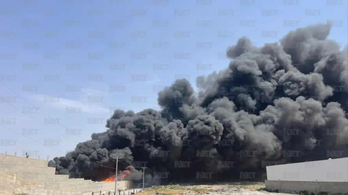 Incendio en recicladora del kilómetro 26 sigue activo tras más de seis horas