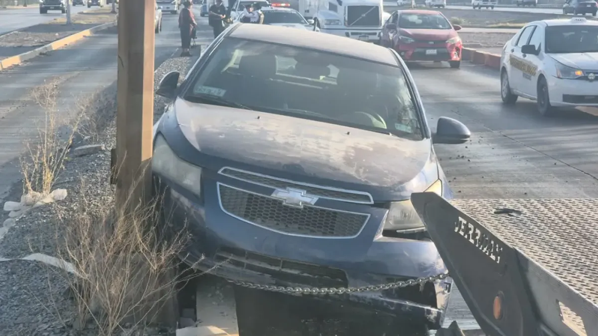 Conductor choca contra poste en Las Torres y provoca caos vial