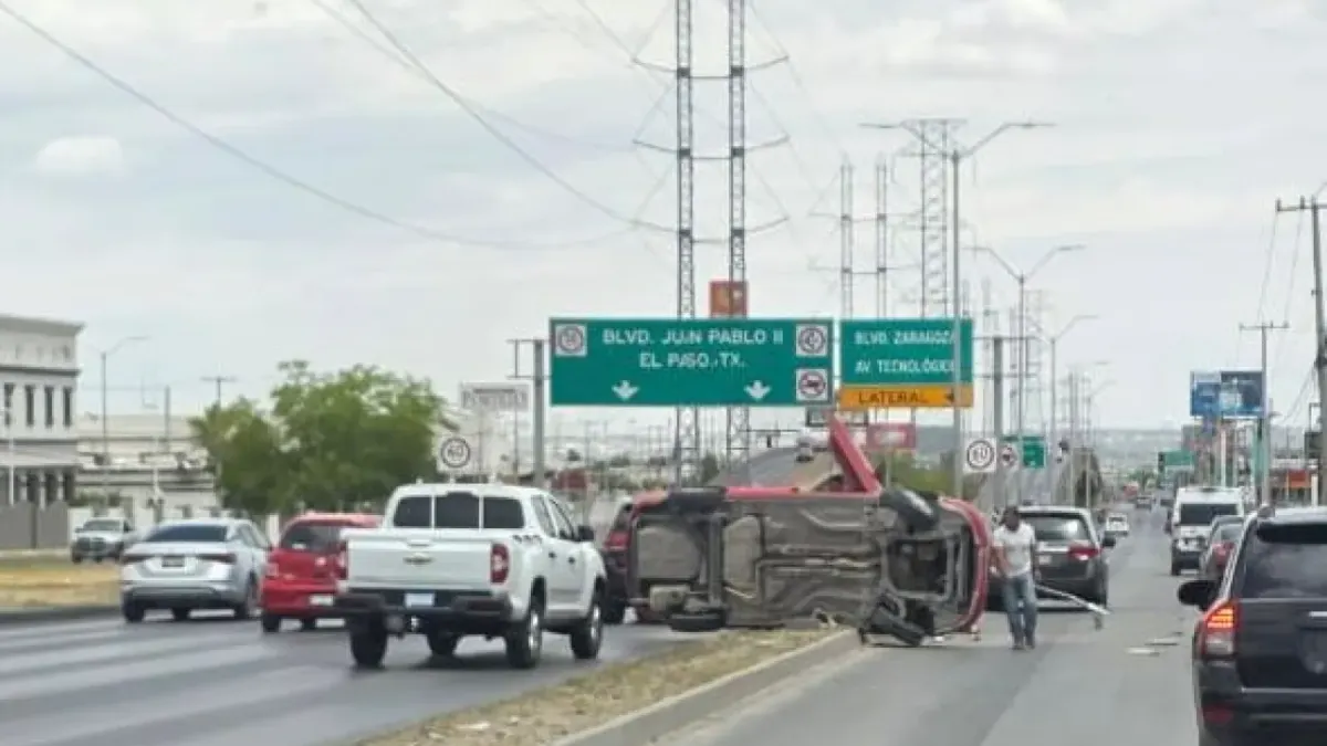 Mujer queda atrapada tras volcadura en avenida Las Torres