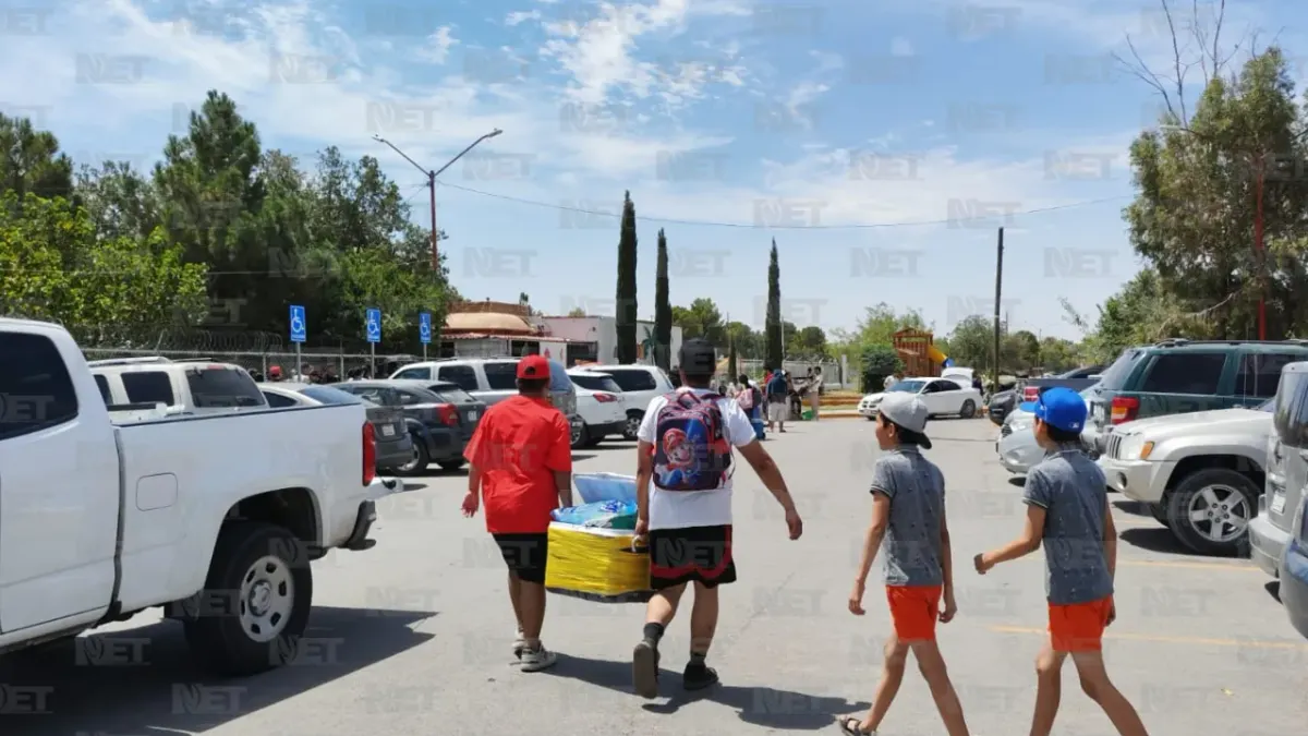 Acuden cientos de juarenses al Aqua DIF para refrescarse del calor