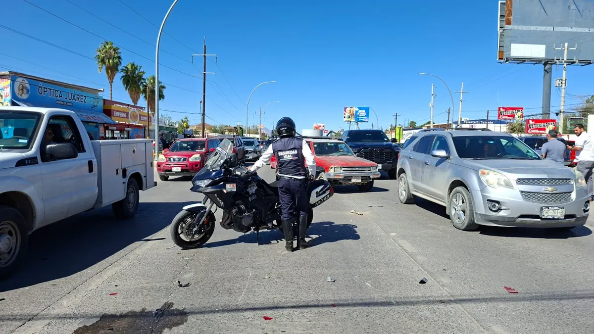Choca motociclista contra camioneta que le cerró el paso en Satélite