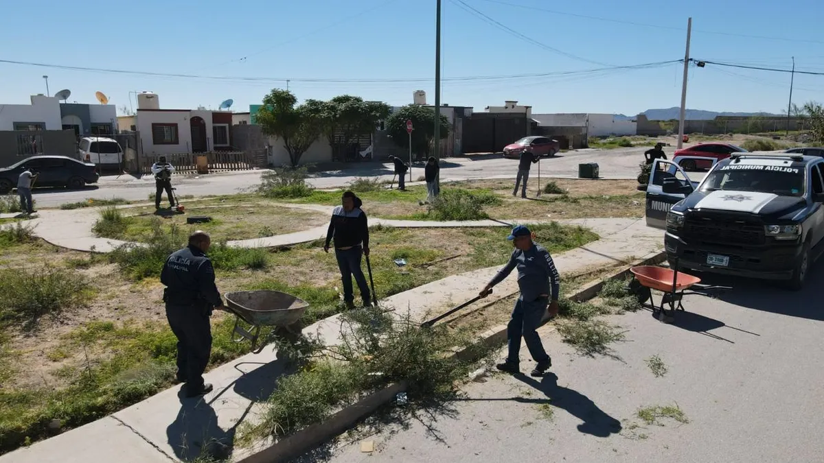 Policía Municipal limpia parques y atiende a vecinos en Jardines de Roma
