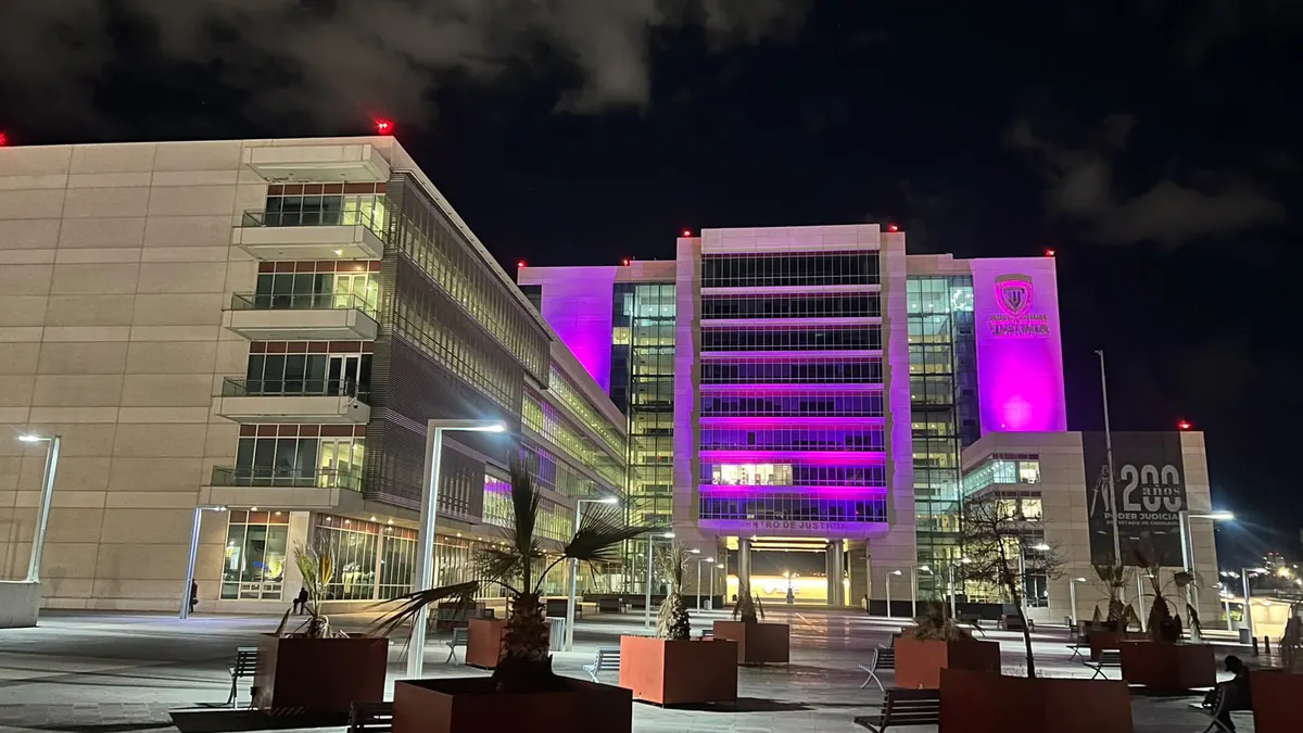 En Chihuahua, iluminan de rosa la Ciudad Judicial por el mes del cáncer de mama
