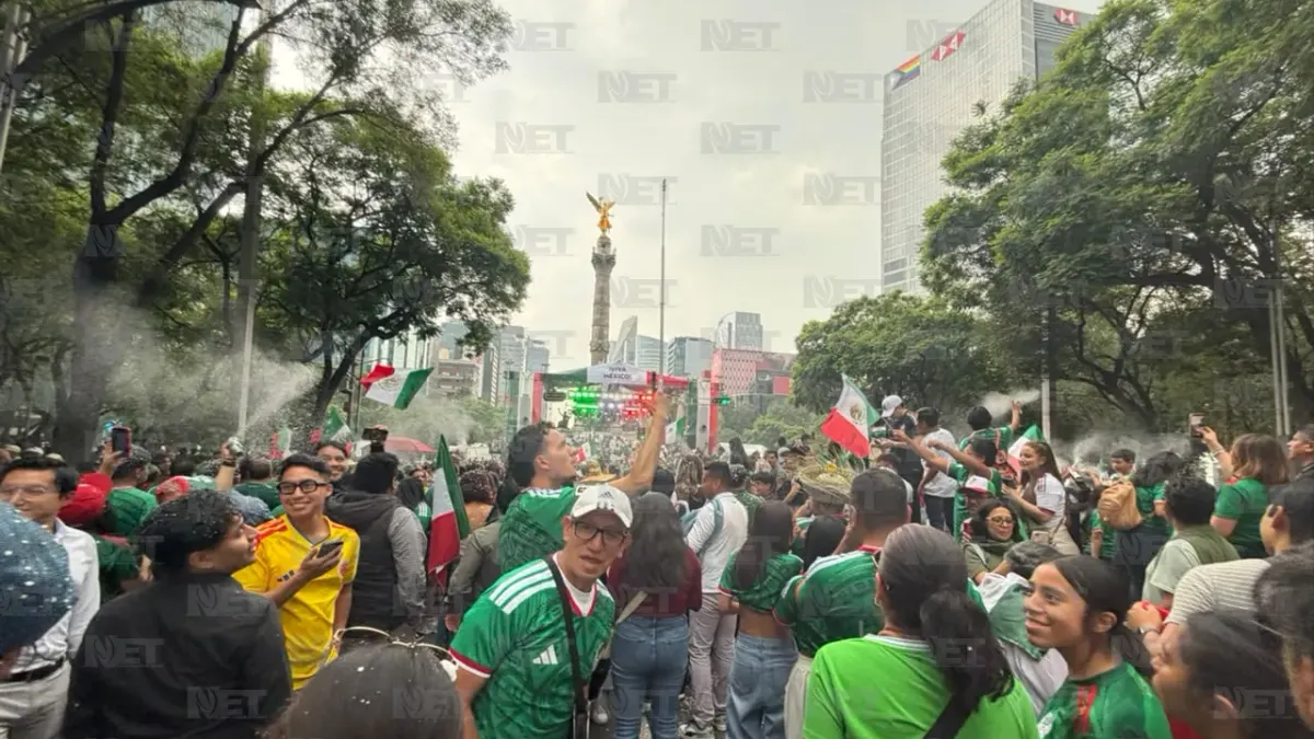 Celebran aficionados en el Ángel el debut triunfal de México en el Mundial
