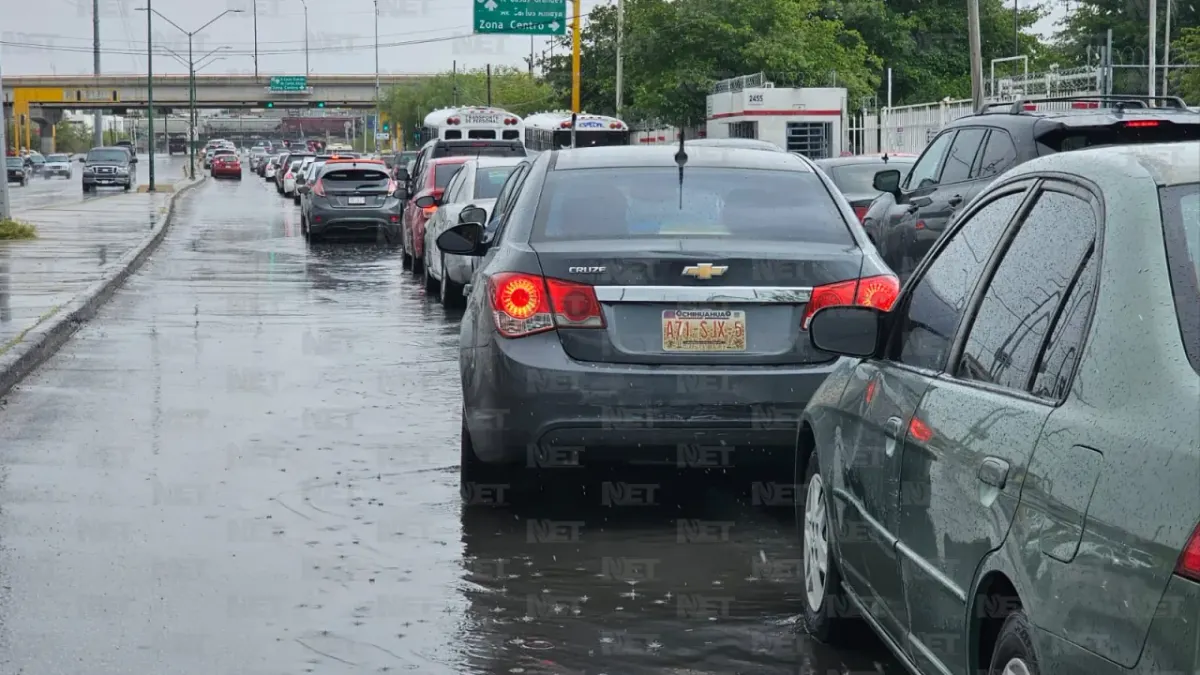 Reportan encharcamientos en varias avenidas de Juárez tras lluvias