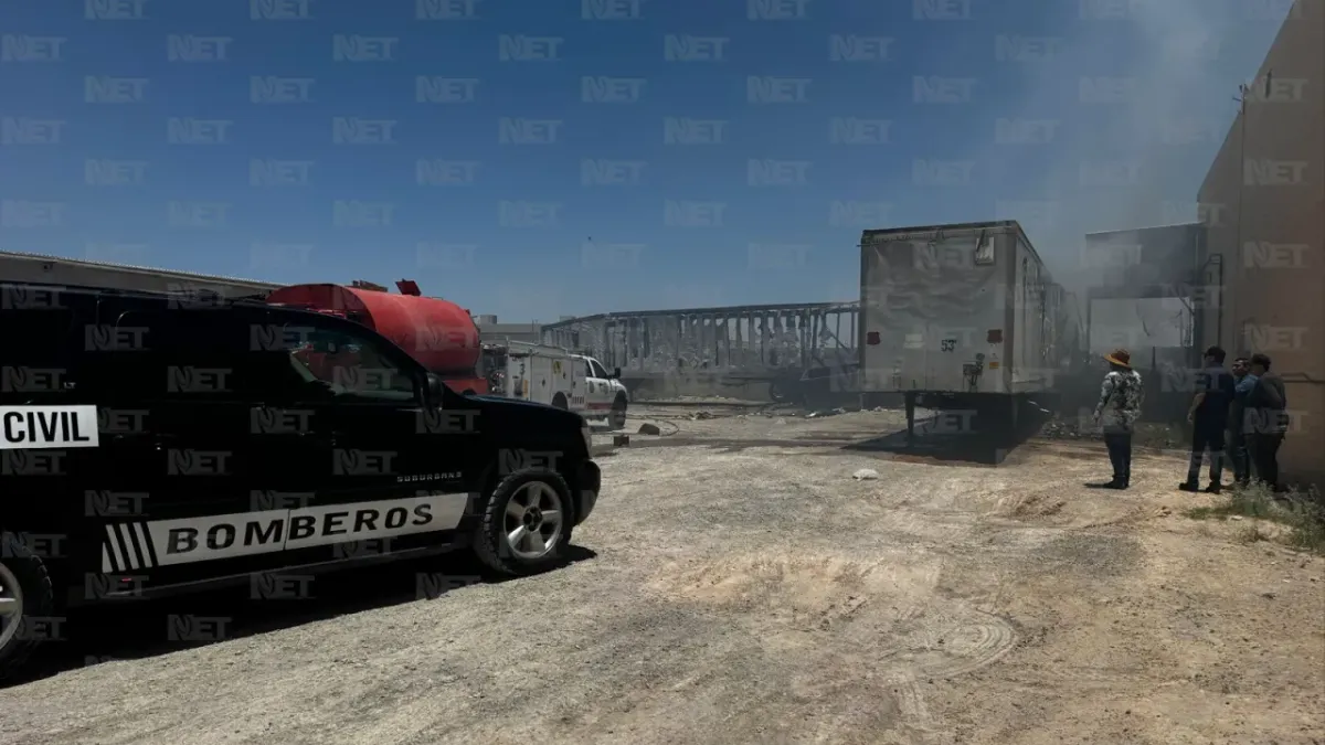 Incendio consume dos cajas de tráiler en la Panamericana