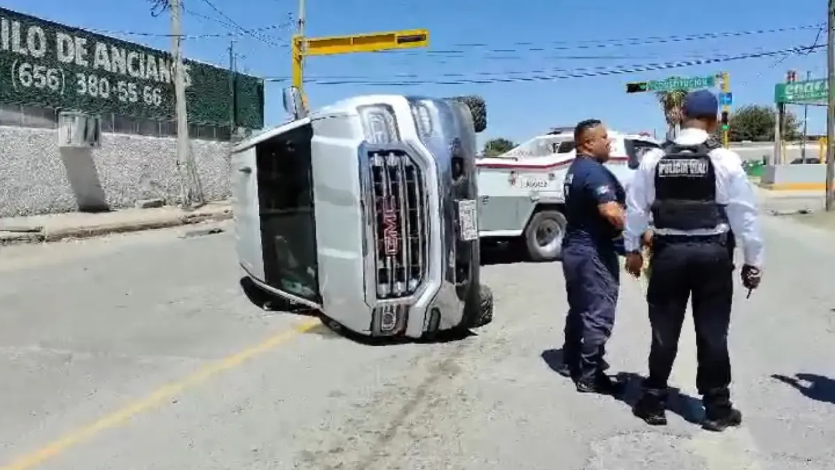 Conductor omite semáforo y provoca choque con volcadura en la Constitución