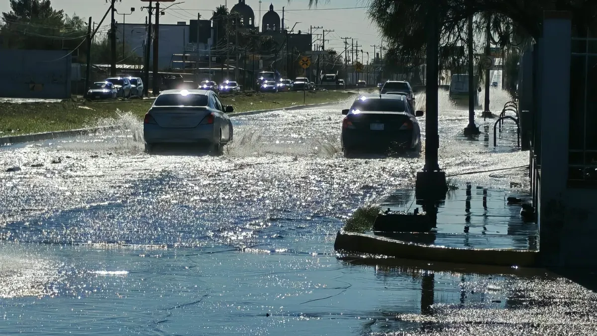 Inundación en eje vial obliga a conductores a invadir carril del Juárez Bus