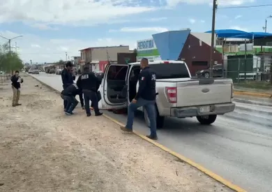 Chocan patrulla de FGE y unidad de Guardia Nacional en bulevar Zaragoza