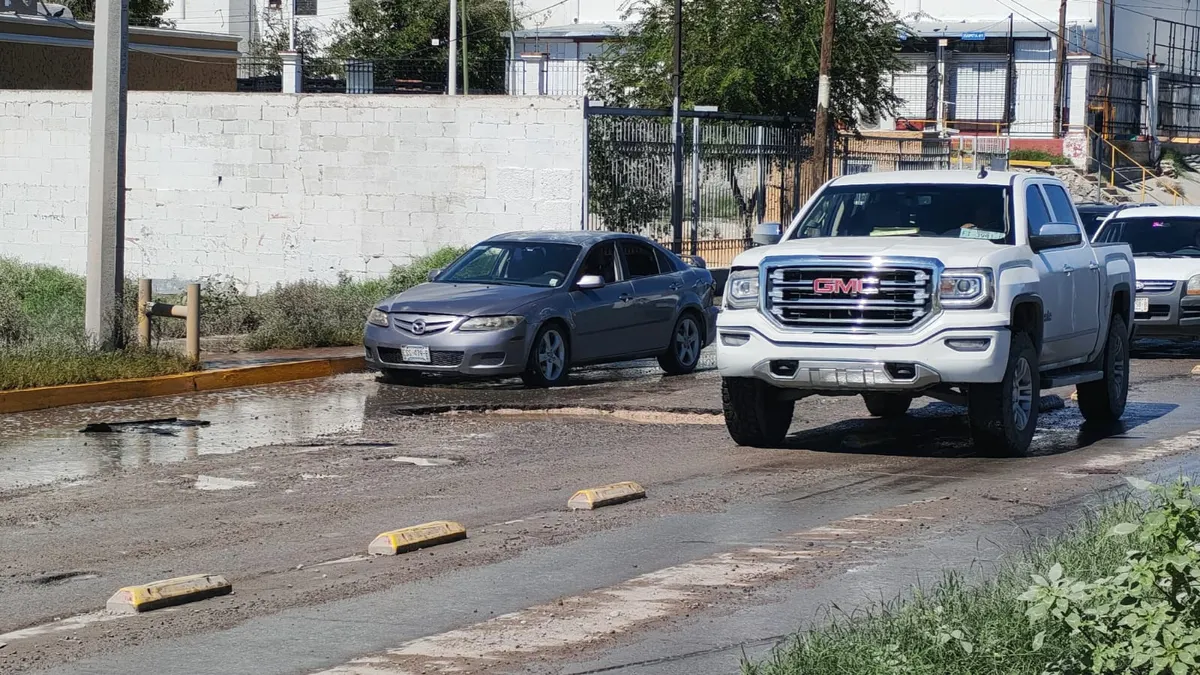 Baches de gran tamaño complican circulación en eje vial Juan Gabriel