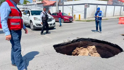 Se abre socavón en cruce De la Raza y Del Charro dejando camioneta atrapada