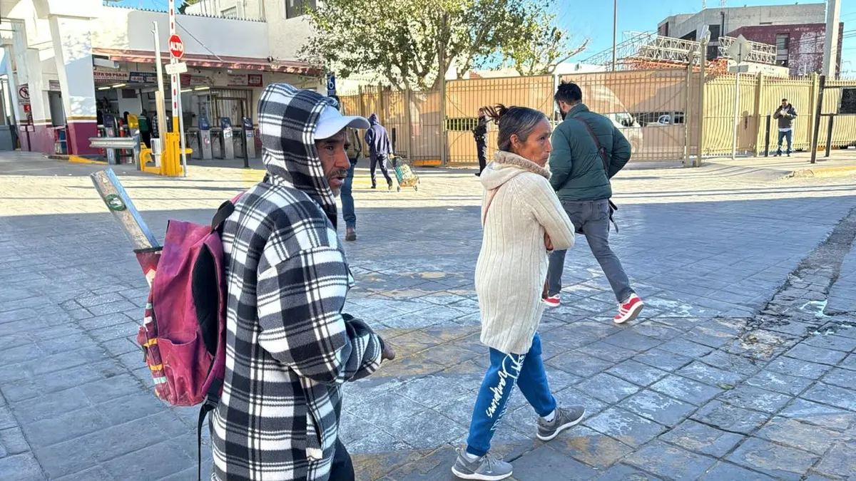 Salen juarenses bien abrigados ante el descenso de temperaturas este sábado