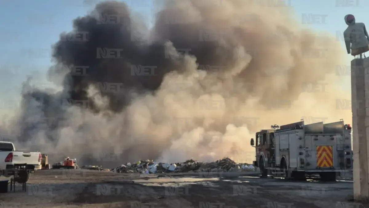 Incendio en recicladora cumple más de 21 horas; humo cubre gran parte de Juárez