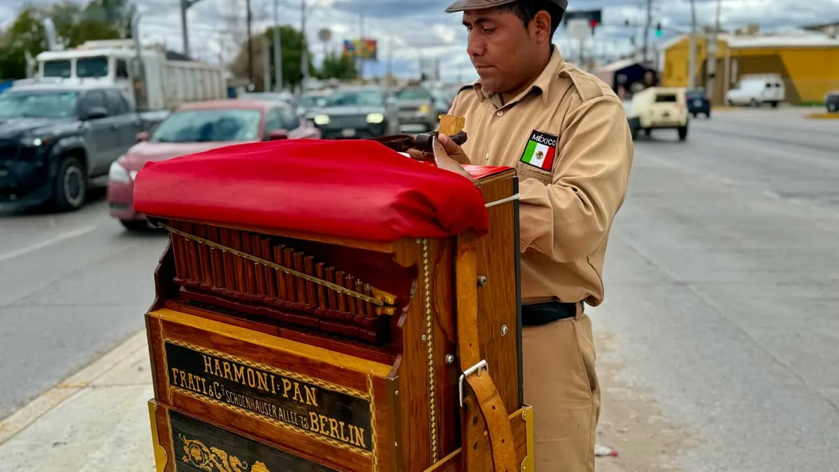 Llevan organilleros tradición musical a cruceros de Ciudad Juárez