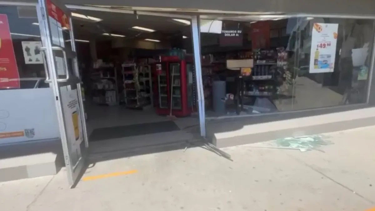 Pisó el acelerador en lugar del freno y chocó contra Oxxo