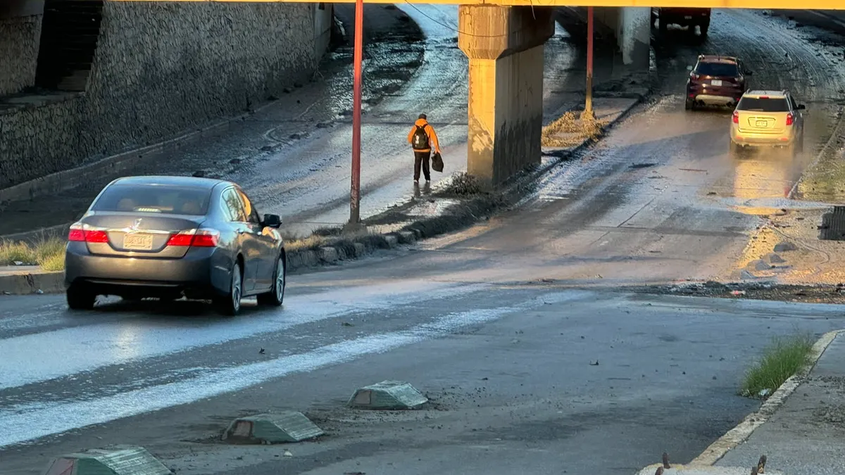 Reabren paso a desnivel de la Insurgentes tras lluvias