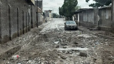 Lluvias dejan calles y autos cubiertos de lodo en Granjas de Chapultepec