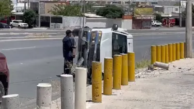 Conductor pierde el control y vuelca su camioneta en Santiago Troncoso