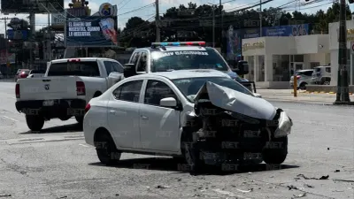 Choque deja varios lesionados y caos vial en De la Raza