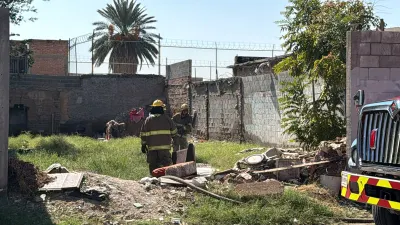 Sofocan Bomberos incendio en terreno baldío de la Zona Centro