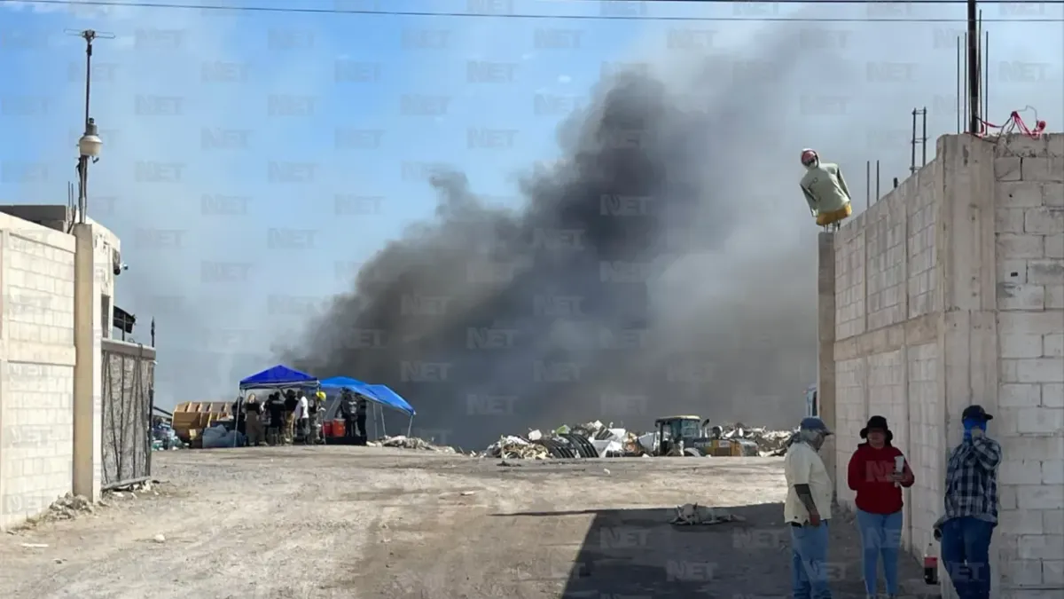 Incendio no cede tras 24 horas; bomberos exhaustos reciben apoyo ciudadano