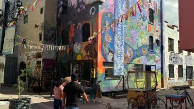 Inaugura artista Mow exposición con obras creadas en el transporte público