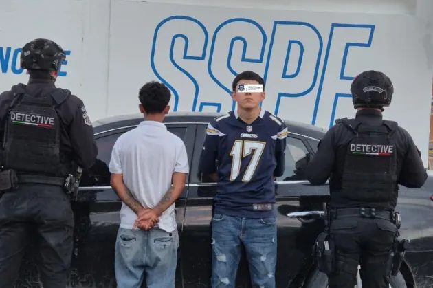 Detienen a un adulto y un menor con armas y droga en vehículo robado