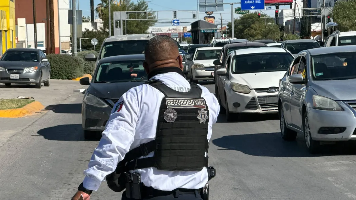 Chocan camioneta y pick up frente al Hospital General