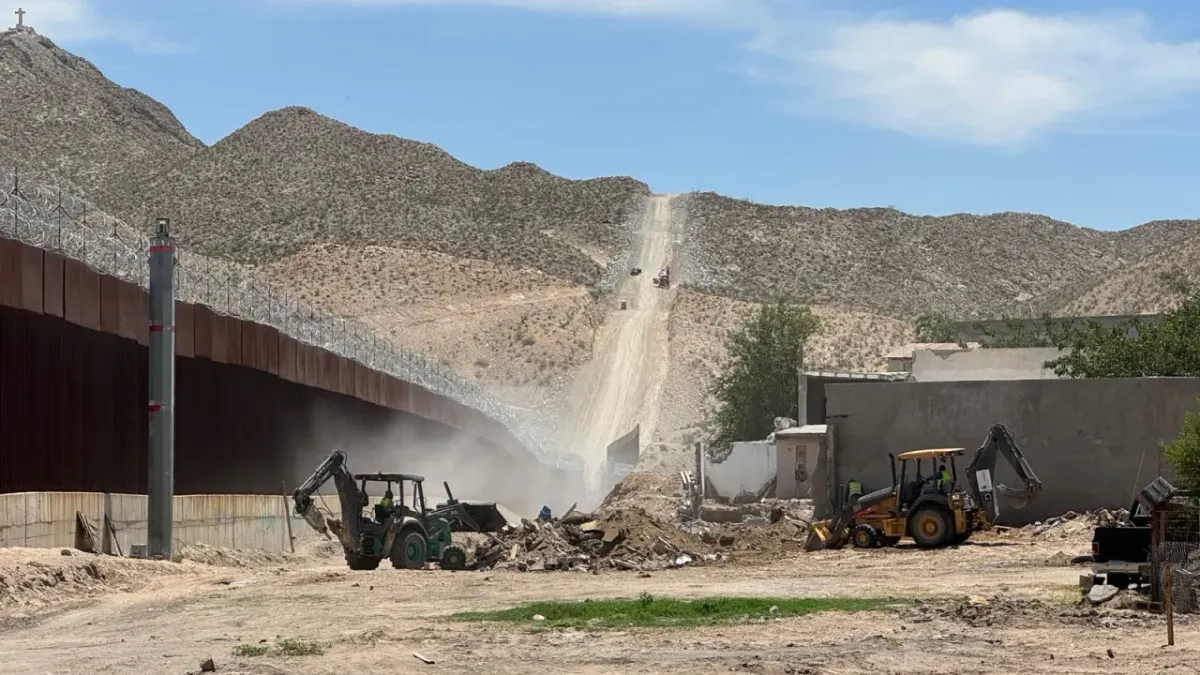 Demuelen 3 casas más en Anapra como parte de operativo fronterizo