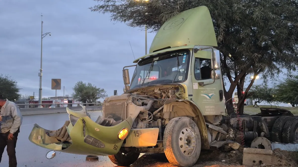 Tractocamión derrapa y se impacta contra poste y árbol en bulevar Independencia