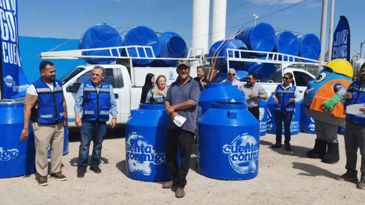 Entrega JMAS 3 mil tinacos en zona de los Kilómetros en Juárez
